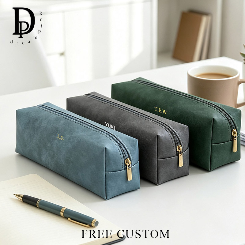 Luxury Bags China Wholesale - ヴィンテージPUレザー カスタムイニシャル入りペンポーチ ジップ付き 高級感 シンプル 学生用コスメティックバッグ