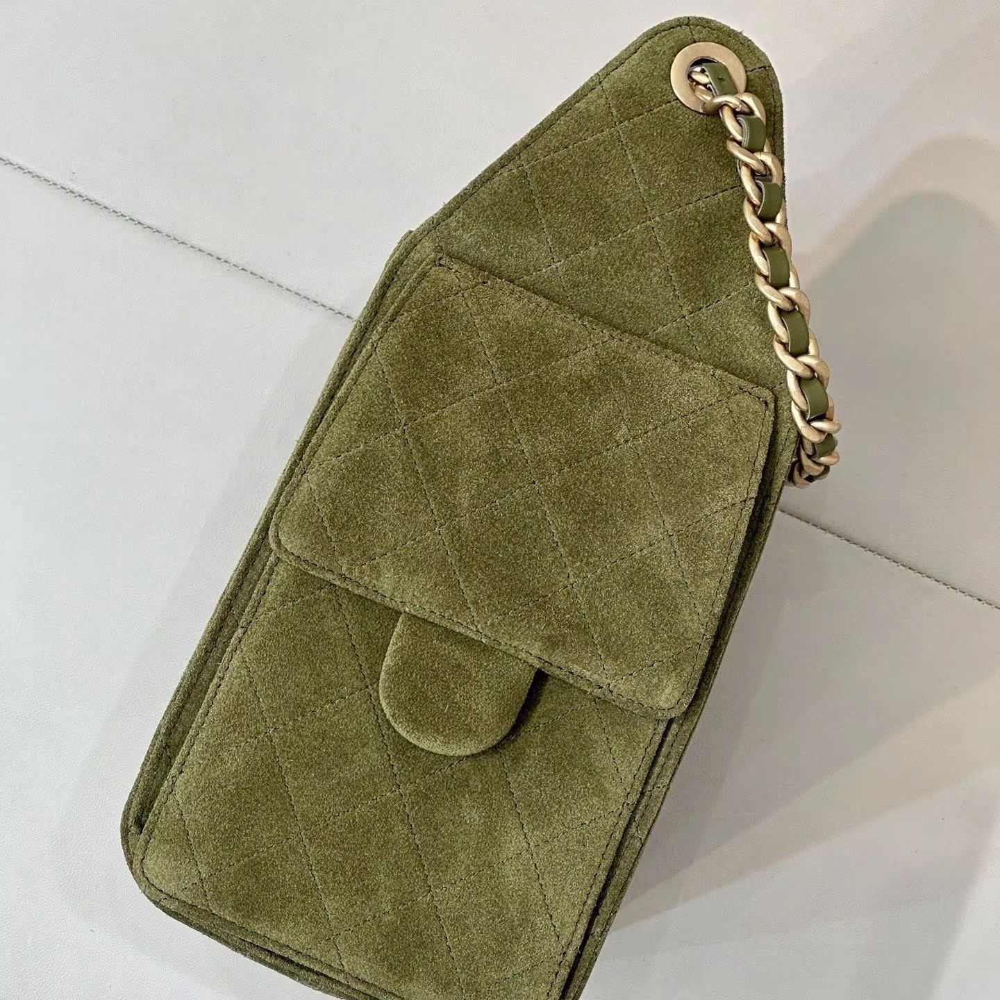 Chain Crossbody Quilted - オリーブグリーンのスエードキルティングフォンクロスボディバッグ（女性用）、ダイヤモンドステッチ縦型フラップ携帯電話用財布、ヴィンテージレザー織り込みチェーンショルダーハンドバッグ