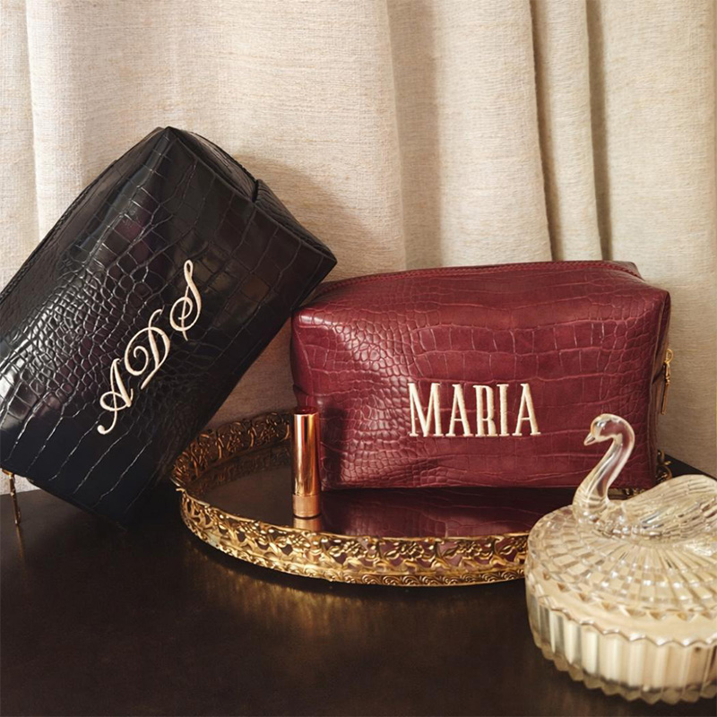 Luxury Bags Vegan Leather - 刺繍入りクロコダイル風メイクアップバッグ、名入れ対応ビーガンコスメポーチ、高級トラベルアクセサリー、彼女へのギフト、ブライズメイドプレゼントのアイデア