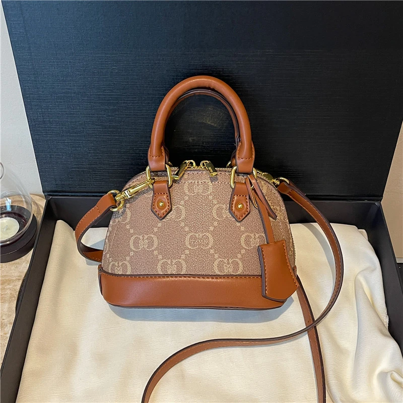 スタイリッシュな高級おむつバッグ：女性向け大容量レザークロス - Luxury Bags Best のレビューと価格