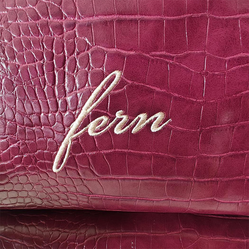 刺繍入りクロコダイル風メイクアップバッグ、名入れ対応ビーガン - Luxury Bags Vegan Leather のレビューと価格